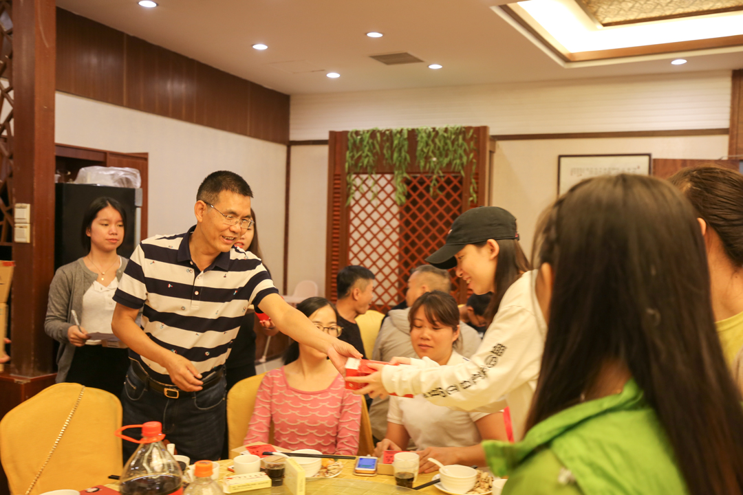 發(fā)禮物1.jpg