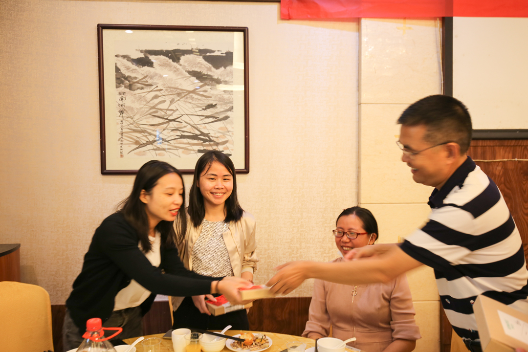 發(fā)禮物2.jpg